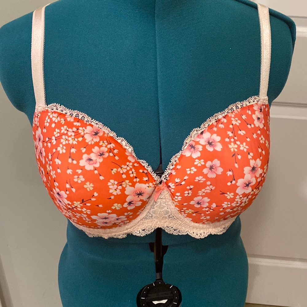 Excellent condition Victoria’s Secret bra, 36DDD, orange,flowers, lace w/ stones